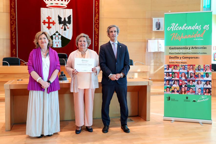 Entrega Diplomas Festival Intercultural Día de la Hispanidad - Posado de los diplomados con el alcalde Retolaza y la concejal Tamayo.