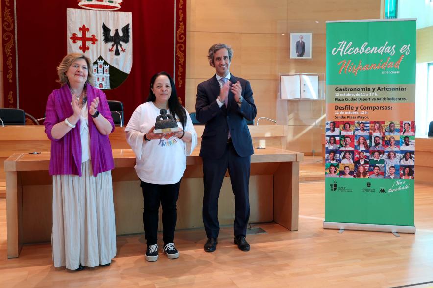 Entrega Diplomas Festival Intercultural Día de la Hispanidad - Posado de los diplomados con el alcalde Retolaza y la concejal Tamayo.