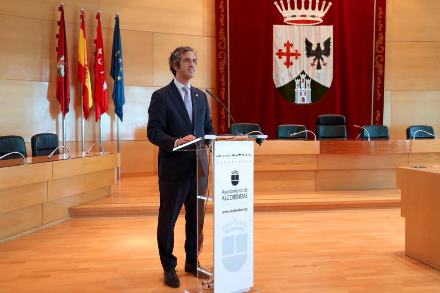 Entrega Diplomas Festival Intercultural Día de la Hispanidad - Primer plano del discurso del alcalde Retolaza.