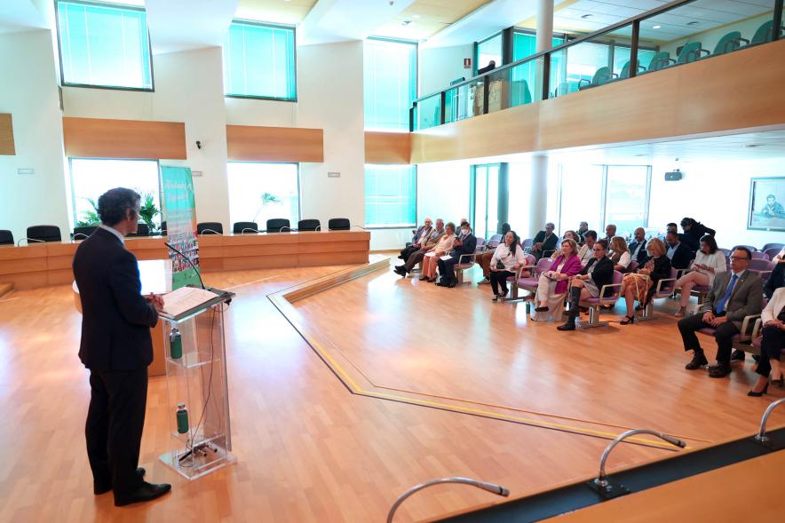Entrega Diplomas Festival Intercultural Día de la Hispanidad - Imagen general del alcalde Retolaza y parte de los asistentes.    