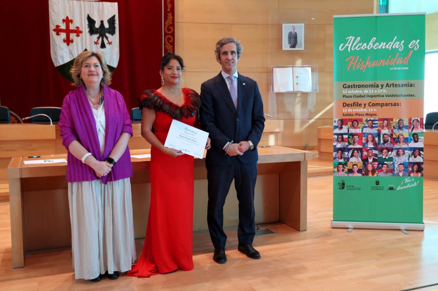 Entrega Diplomas Festival Intercultural Día de la Hispanidad - Posado del alcalde Retolaza, la concejal Tamayo con una galardonada.
