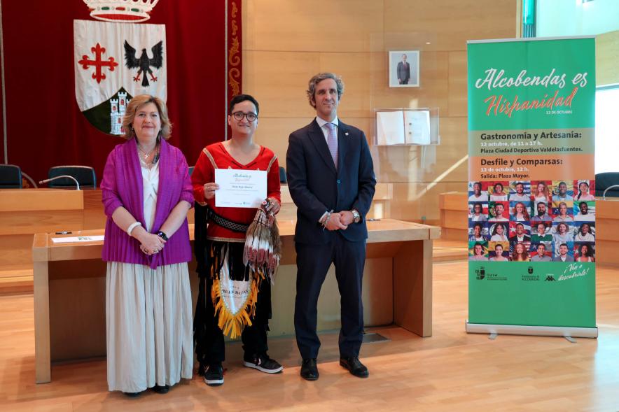 Entrega Diplomas Festival Intercultural Día de la Hispanidad - Posado del alcalde Retolaza, la concejal Tamayo con un galardonado.