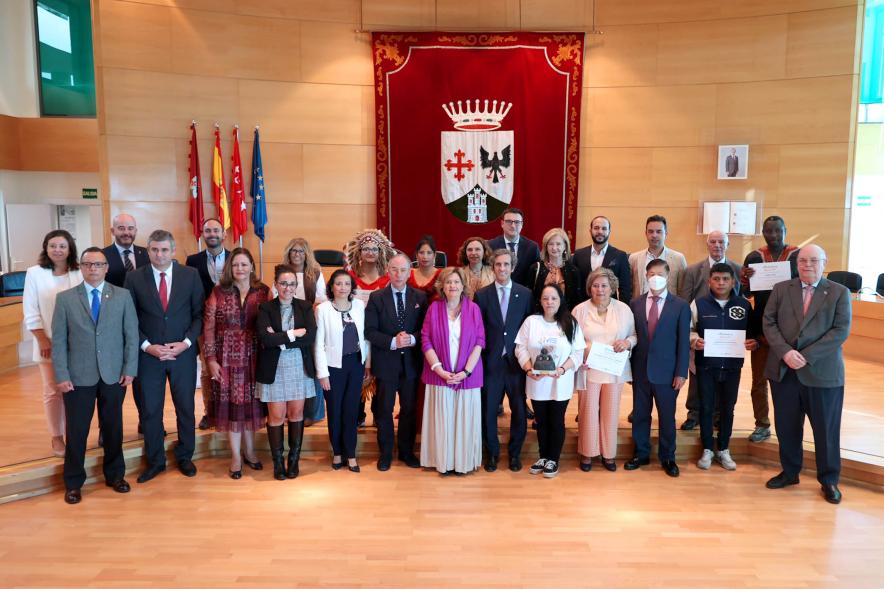 Entrega Diplomas Festival Intercultural Día de la Hispanidad - Posado de los diplomados con el alcalde Retolaza y la concejal Tamayo.
