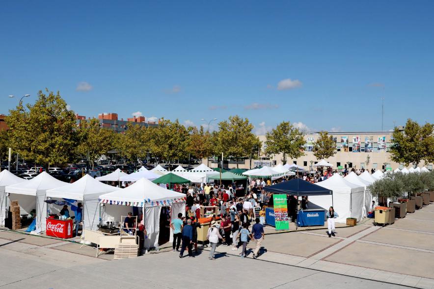 Festival Intercultural Mercado Gastronómico y Artesanía Día de la Hispanidad -  Panorámica del festival con las carpas y los asistentes.