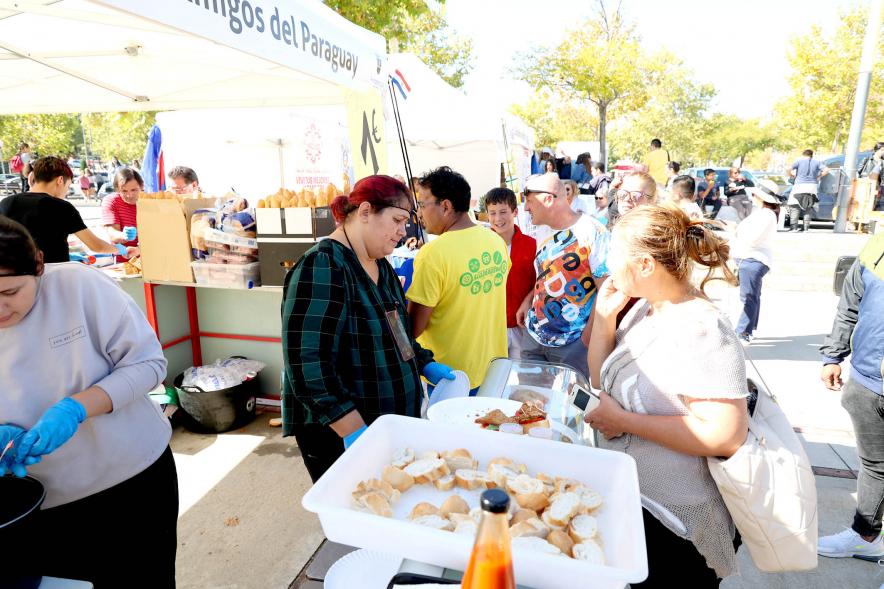 Festival Intercultural Mercado Gastronómico y Artesanía Día de la Hispanidad - Primer plano  de un expositor con degustación del producto típico del país.