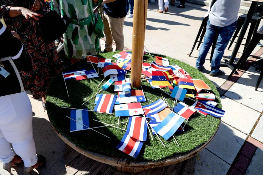 Festival Intercultural Mercado Gastronómico y Artesanía Día de la Hispanidad -  Primer plano de una mesa con multitud de banderas .