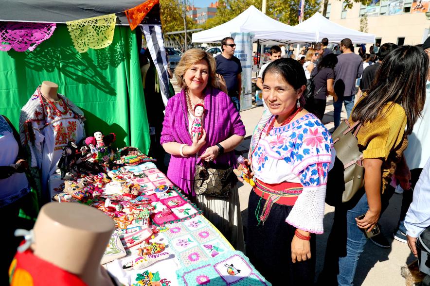   Festival Intercultural Mercado Gastronómico y Artesanía Día de la Hispanidad - La concejal Rosario Tamayo  en un puesto de artesanía.