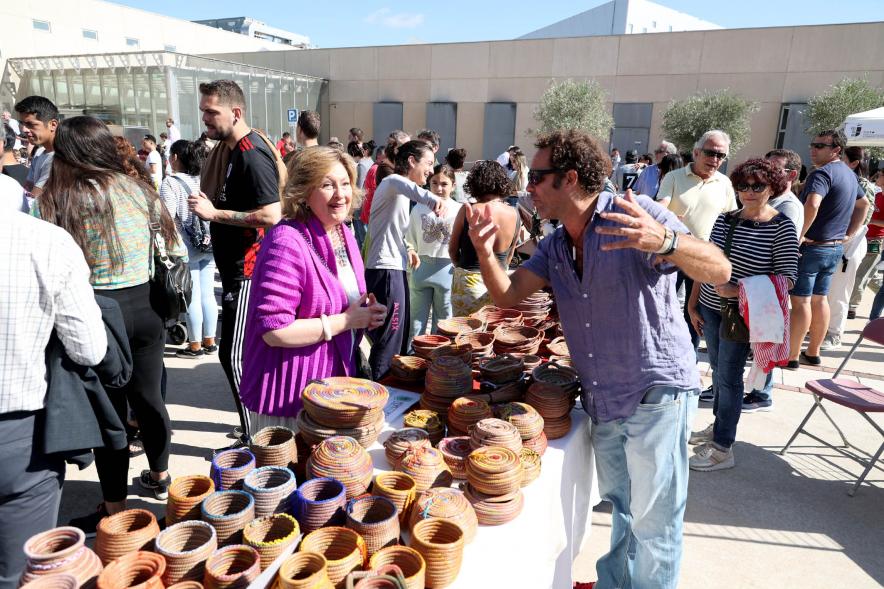   Festival Intercultural Mercado Gastronómico y Artesanía Día de la Hispanidad - La concejal Rosario Tamayo en un puesto de artesanía. de 