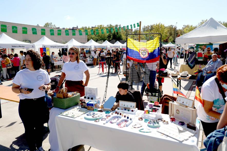 Festival Intercultural Mercado Gastronómico y Artesanía Día de la Hispanidad - Primer plano  de unas expositoras  con  bisutería y abalorios del país.