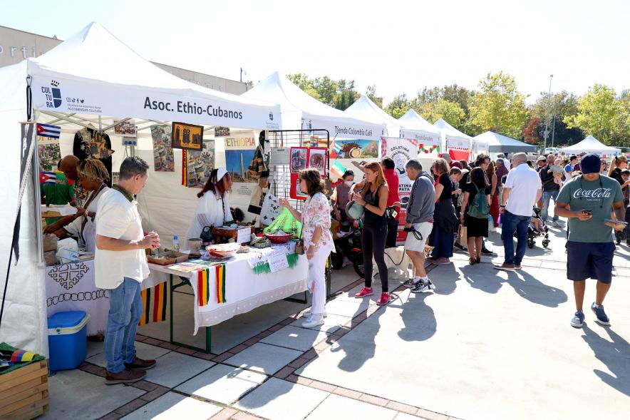 Festival Intercultural Mercado Gastronómico y Artesanía Día de la Hispanidad - Primer plano  de un expositor con  productos típicos del país.