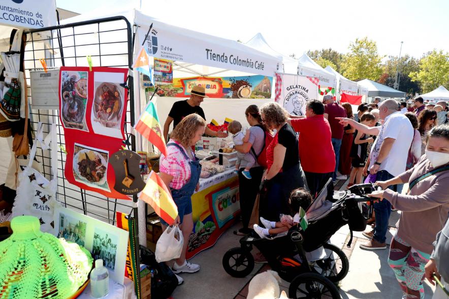 Festival Intercultural Mercado Gastronómico y Artesanía Día de la Hispanidad -  Primer plano de los visitantes contemplado la mercancía ofrecida.