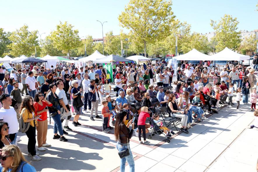 Festival Intercultural Mercado Gastronómico y Artesanía Día de la Hispanidad -  Panorámica del festival con los numerosos asistentes.
