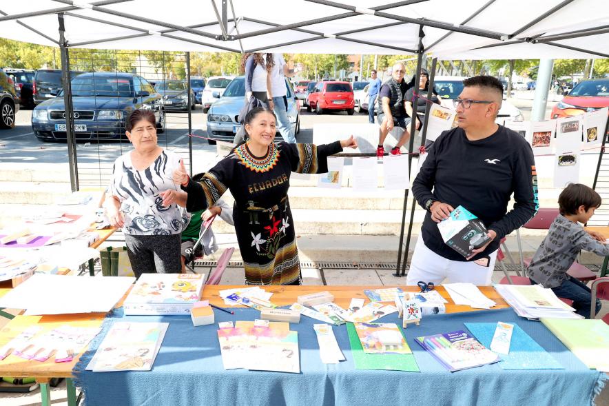 Festival Intercultural Mercado Gastronómico y Artesanía Día de la Hispanidad - Posado de unos participantes de Ecuador en su carpa.