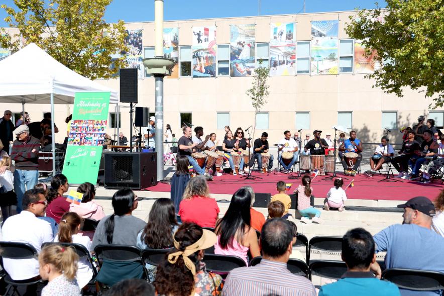 Festival Intercultural Mercado Gastronómico y Artesanía Día de la Hispanidad - Plano general del escenario , los músicos  y parte del público.