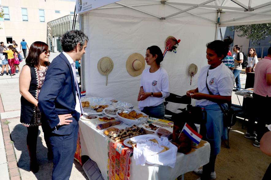 Festival Intercultural Mercado Gastronómico y Artesanía Día de la Hispanidad - el alcalde Aitor Retolaza paseando por los puestos del festival.