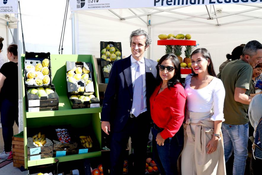 Festival Intercultural Mercado Gastronómico y Artesanía Día de la Hispanidad - Posado del alcalde Retolaza con dos expositoras. 