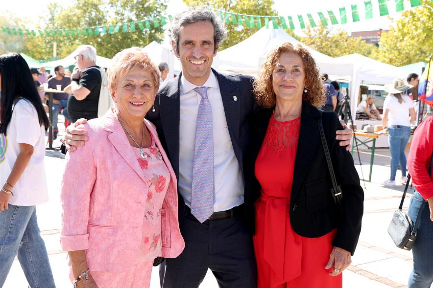 Festival Intercultural Mercado Gastronómico y Artesanía Día de la Hispanidad - Posado del alcalde Retolaza con dos visitantes.