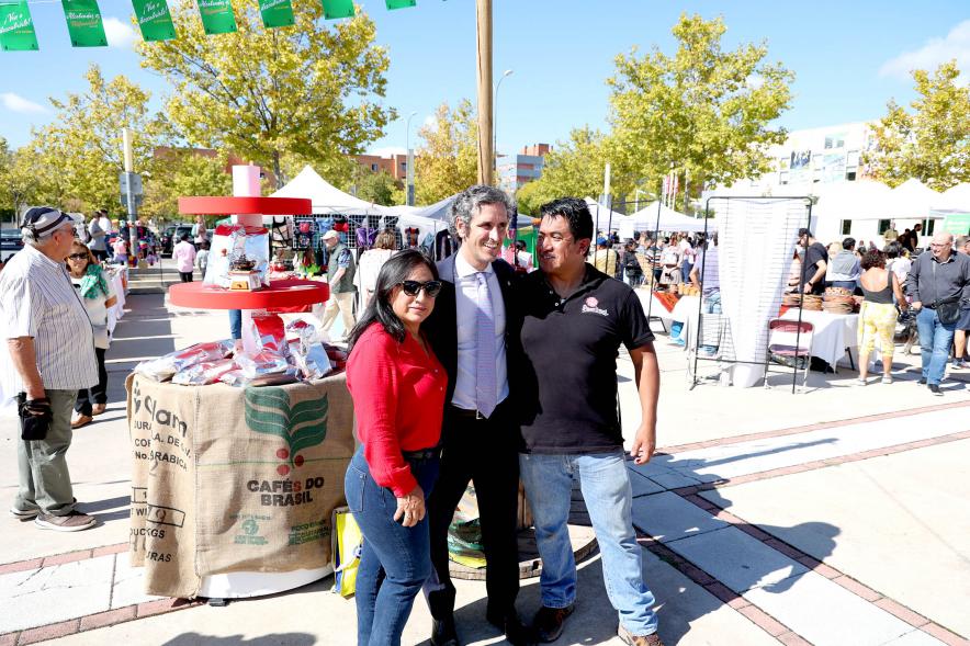 Festival Intercultural Mercado Gastronómico y Artesanía Día de la Hispanidad - Posado del alcalde Retolaza con dos expositores. 