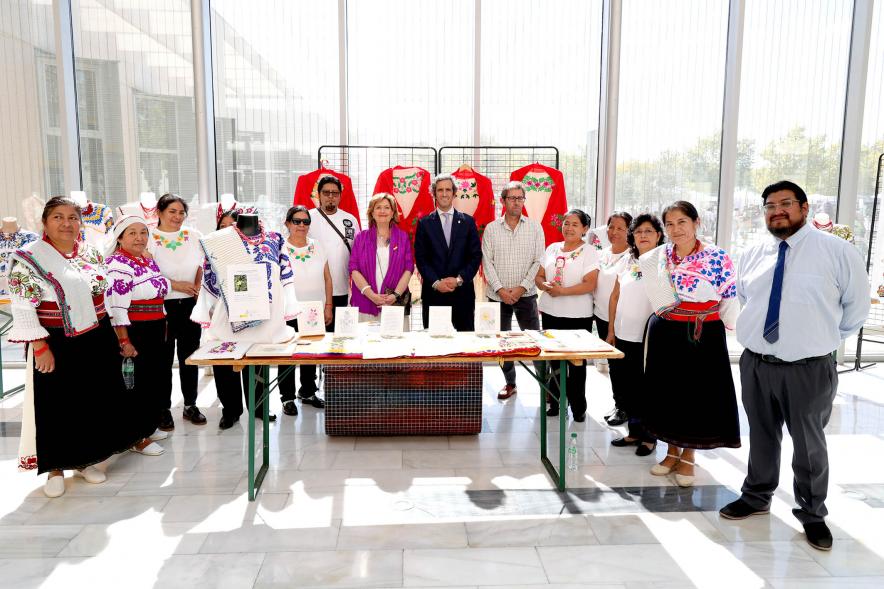 Festival Intercultural Mercado Gastronómico y Artesanía Día de la Hispanidad - Posado del alcalde Aitor Retolaza, la concejal Rosario Tamayo con la Comunidad cultural de Ecuador. 