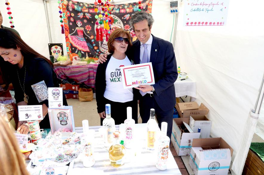 Festival Intercultural Mercado Gastronómico y Artesanía Día de la Hispanidad - Posado del alcalde Aitor Retolaza en los expositores de México.