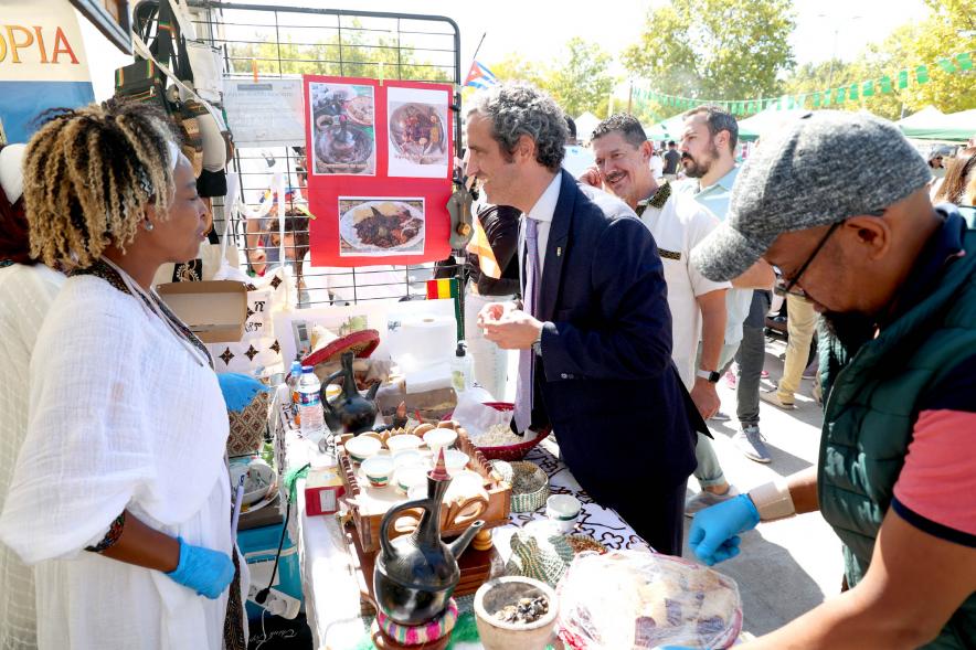 Festival Intercultural Mercado Gastronómico y Artesanía Día de la Hispanidad -  Visita del alcalde Aitor Retolaza a un stand de Etiopia.
