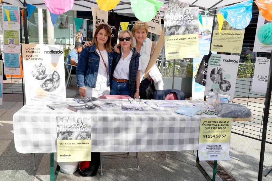 Feria de las Asociaciones 2022 - Primer plano de los miembros de la asociación NADIESOLO.