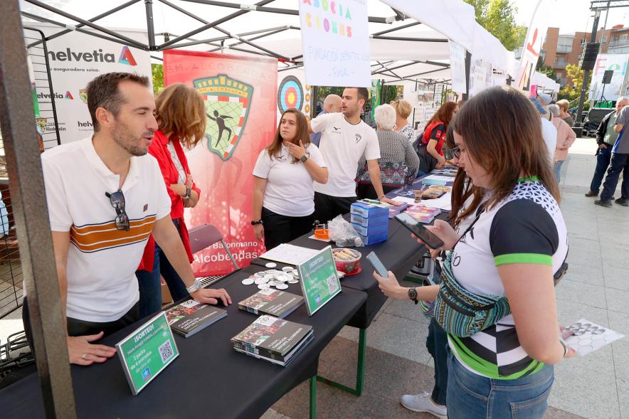Feria de las Asociaciones 2022 - Imagen de los miembros del Club Balonmano Alcobendas en su carpa. 
