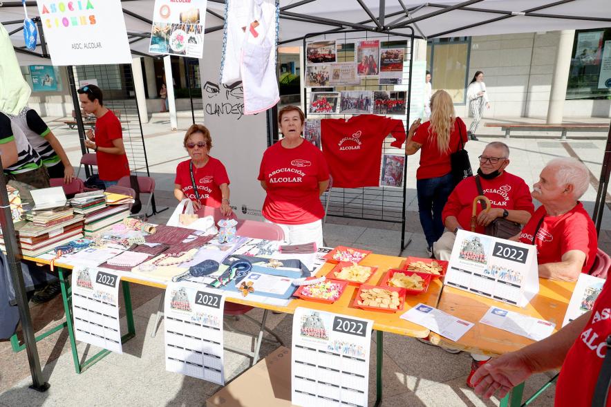 Feria de las Asociaciones 2022 - Imagen de los miembros  de la asociación ALCOLAR.