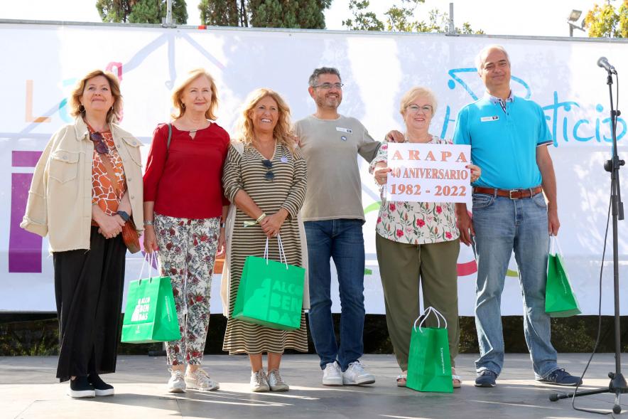 Feria de las Asociaciones 2022 - Posado de los miembros de la Corporación municipal con una representante de ARAPA.