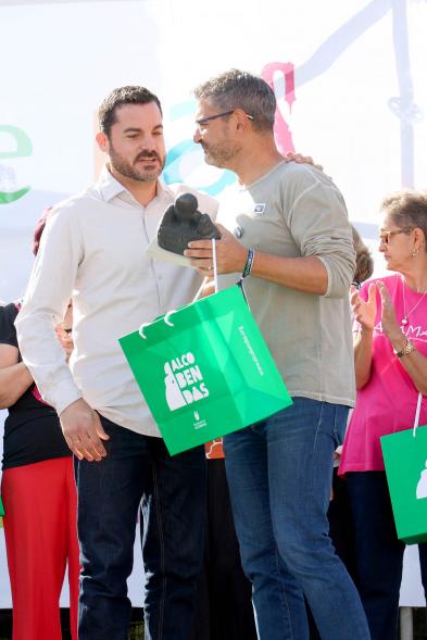 Feria de las Asociaciones 2022 - Entrega de un reconocimiento por el vicealcalde Sánchez Acera a  a la Asociación SINTIENDO EL SUR.