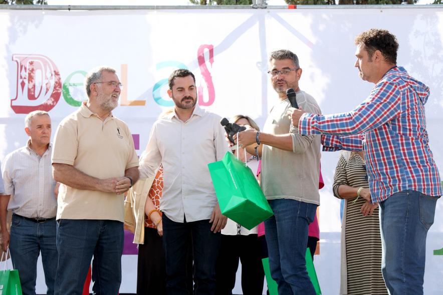 Feria de las Asociaciones 2022 - Entrega de un reconocimiento por el vicealcalde Sánchez Acera  a la Asociación SINTIENDO EL SUR. 