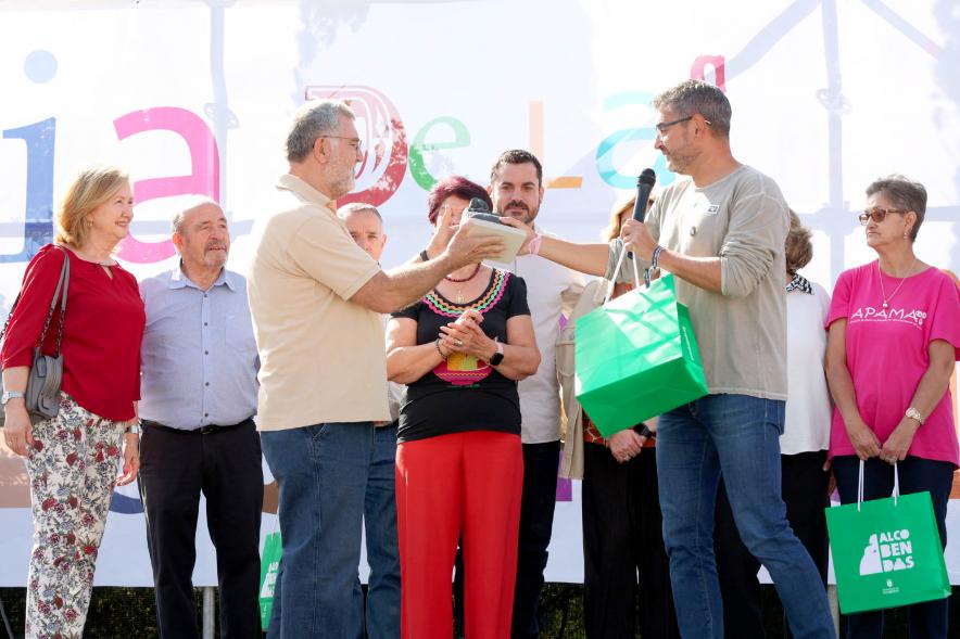 Feria de las Asociaciones 2022 - Entrega de premios por el vicealcalde Sánchez Acera a la Asociación SINTIENDO EL SOL.     