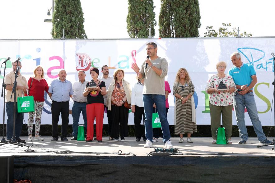 Feria de las Asociaciones 2022 - Discurso sobre el escenario del vicealcalde Sánchez Acera junto a las asociaciones premiadas.