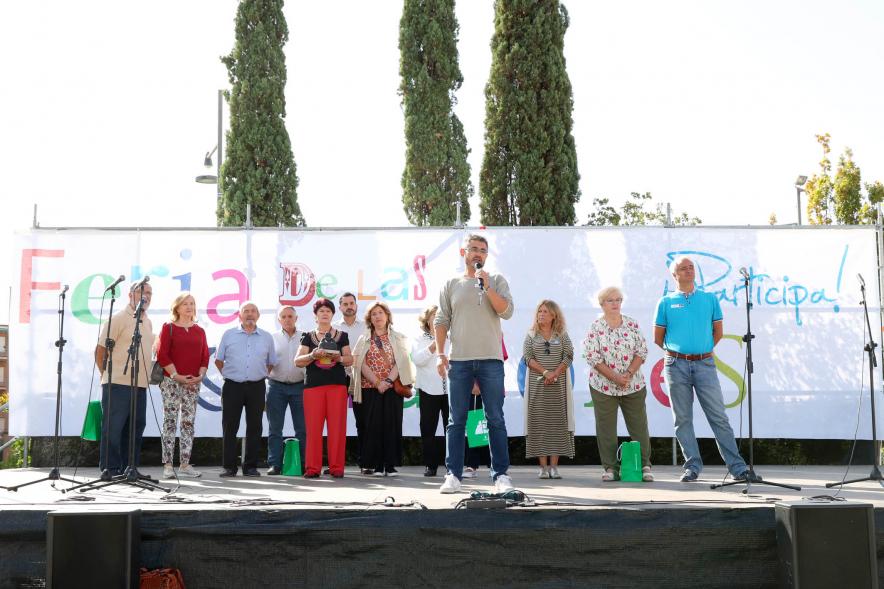  Feria de las Asociaciones 2022 - Discurso sobre el escenario del vicealcalde Sánchez Acera junto a las asociaciones premiadas.