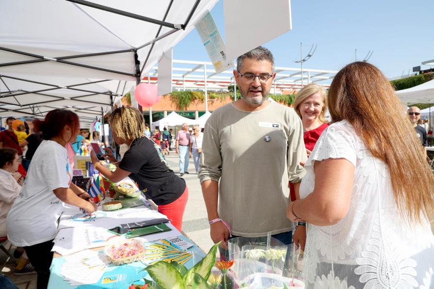 Feria de las Asociaciones 2022 - Imagen del vicealcalde Sánchez Acera conversando con los miembros de una asociación.