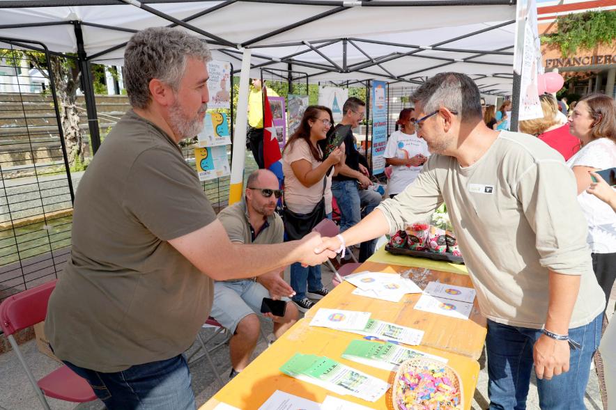 Feria de las Asociaciones 2022 - Imagen del vicealcalde Sánchez Acera saludando a los miembros de una asociación
