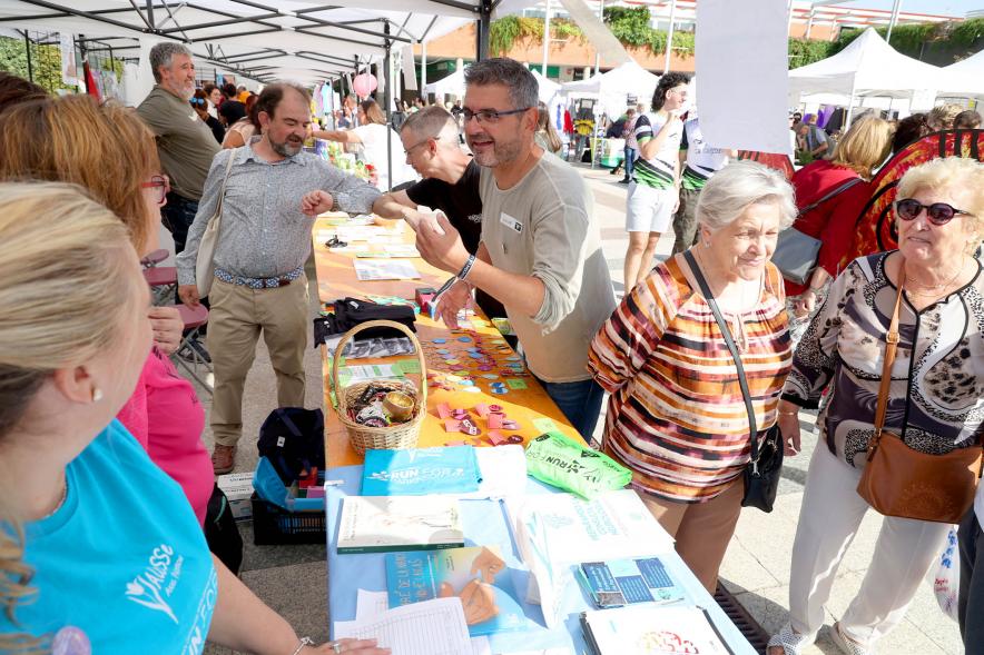 Feria de las Asociaciones 2022 - Imagen del vicealcalde Sánchez Acera saludando a los miembros de una asociación.