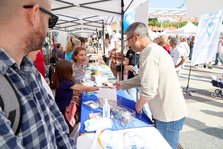 Feria de las Asociaciones 2022 - Imagen del vicealcalde Sánchez Acera visitando un puesto.