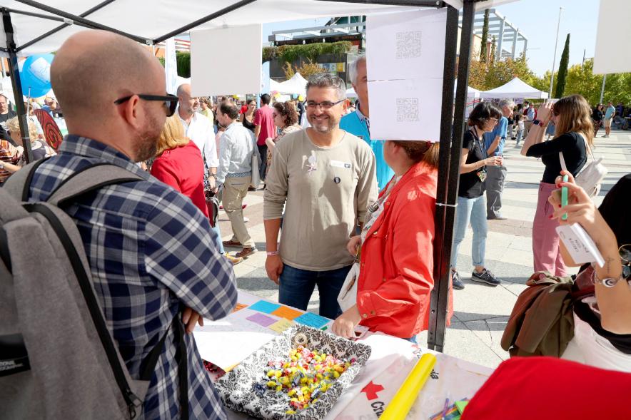 Feria de las Asociaciones 2022 - Imagen del vicealcalde Sánchez Acera saludando a los miembros de una asociación.