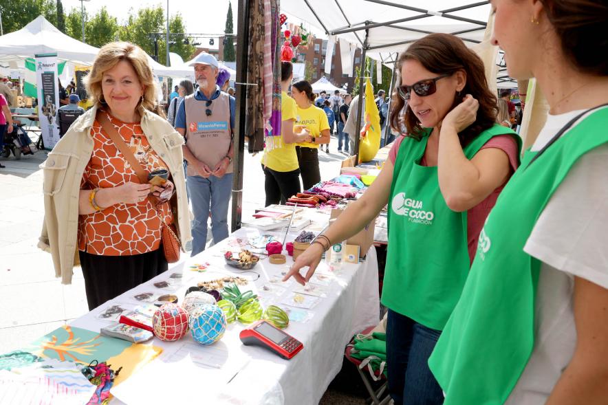 Feria de las Asociaciones 2022 - Imagen de la concejal Rosario Tamayo conversando con los miembros de una asociación. 