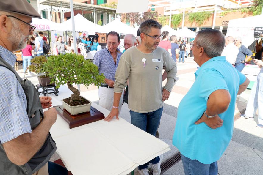 Feria de las Asociaciones 2022 - Imagen del vicealcalde Sánchez Acera conversando con los miembros de una asociación.