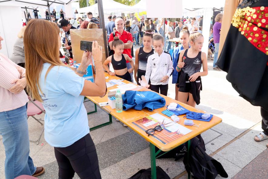 Feria de las Asociaciones 2022 - Posado de unos niños participantes.