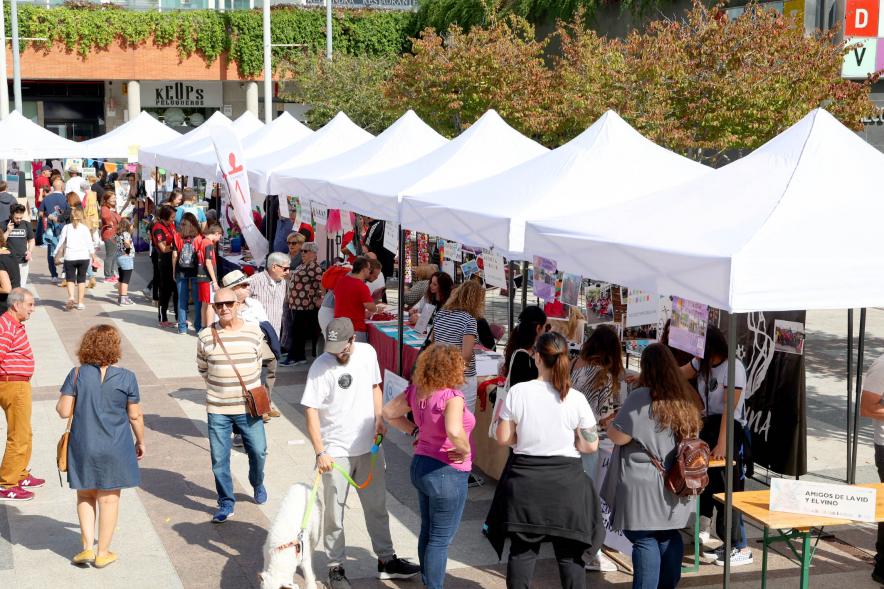Feria de las Asociaciones 2022 - Primer plano  de los visitantes de la feria.