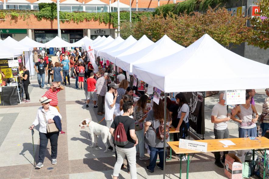 Feria de las Asociaciones 2022 - Prime rplano de los visitantes de la feria.