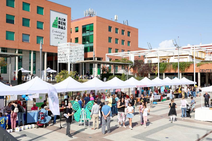 Feria de las Asociaciones 2022 - Plano abierto de parte de la feria y de la fachada del ayuntamiento.
