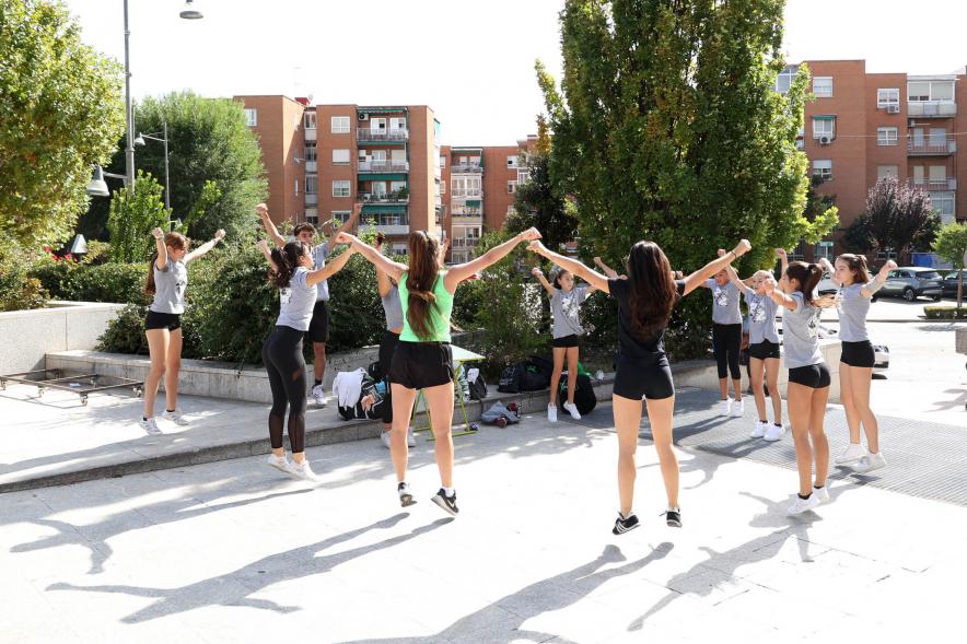 Feria de las Asociaciones 2022 - Un grupo de jovenes haciendo unos pasos de bailes.