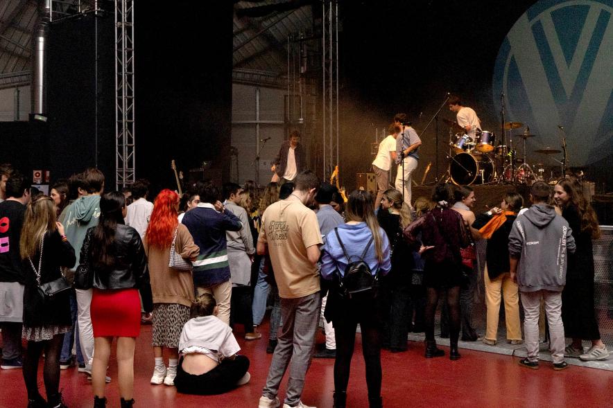 Forever Young Festival - Grupo de jóvenes esperando a la actuación musical.