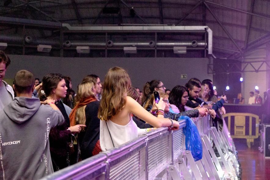 Forever Young Festival - Imagen de varias jóvenes esperando al concierto.
