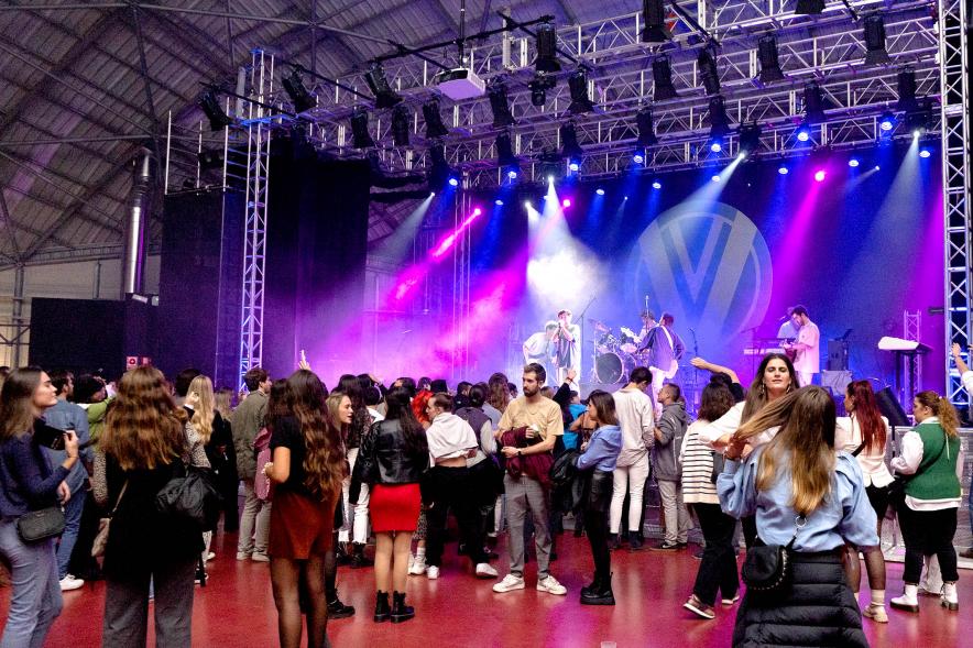 Forever Young Festival -  Plano iluminado de  los asistentes al festival.