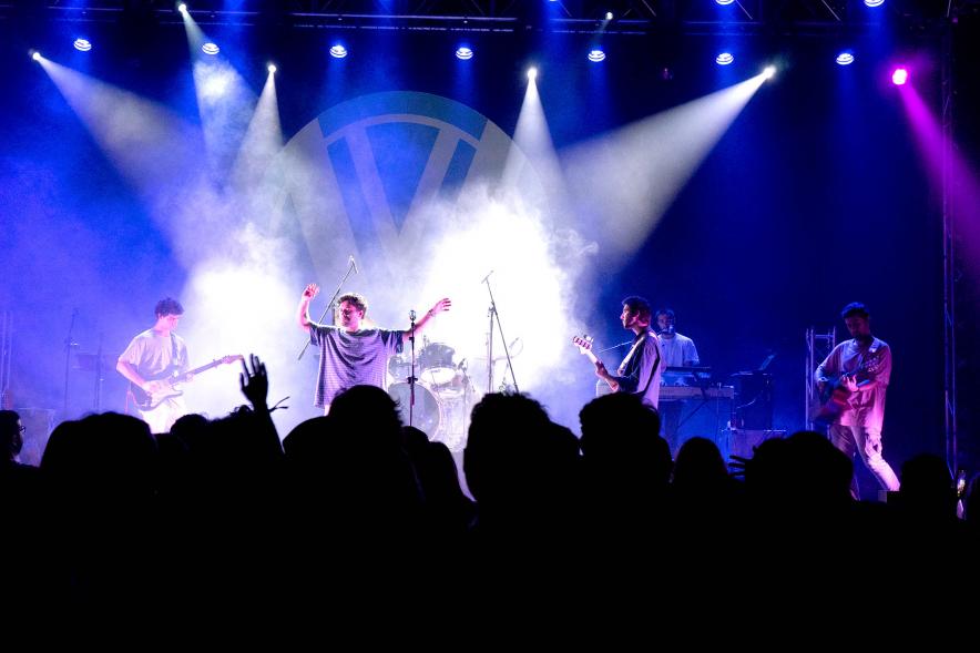 Forever Young Festival - Imagen del escenario durante la actuación lleno de luces.